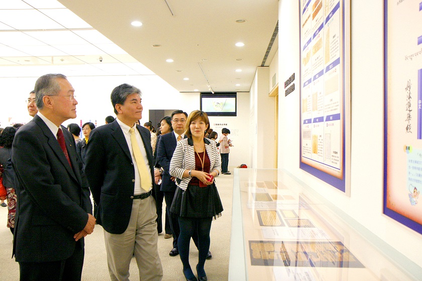 內政部長李鴻源蒞臨參觀「法華經展」